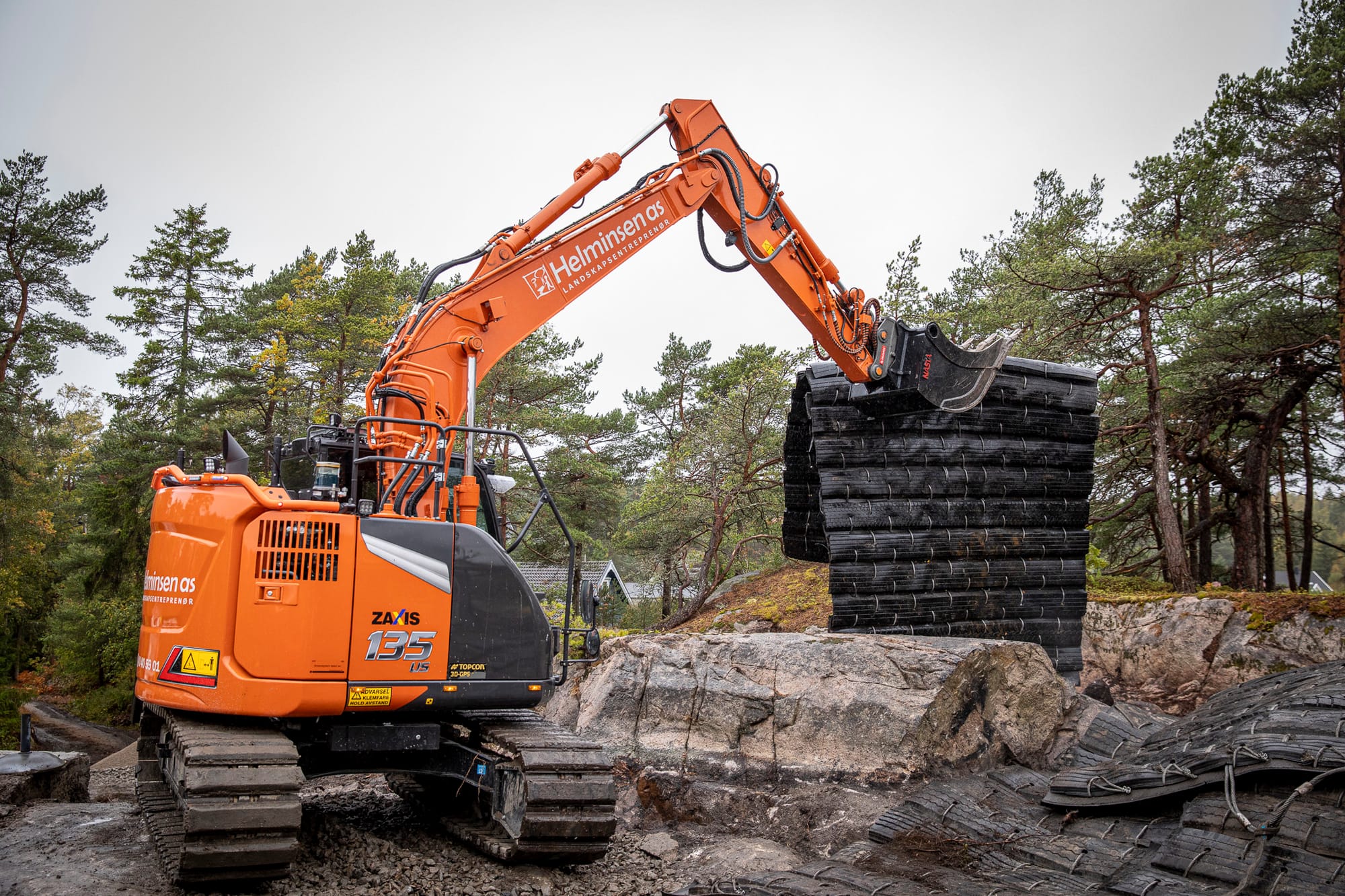 Vi har en stor og moderne maskinpark for opparbeiding av utearealer