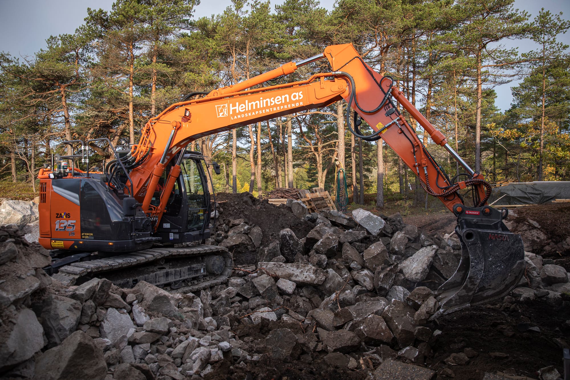 Vi har en stor og moderne maskinpark for opparbeiding av utearealer
