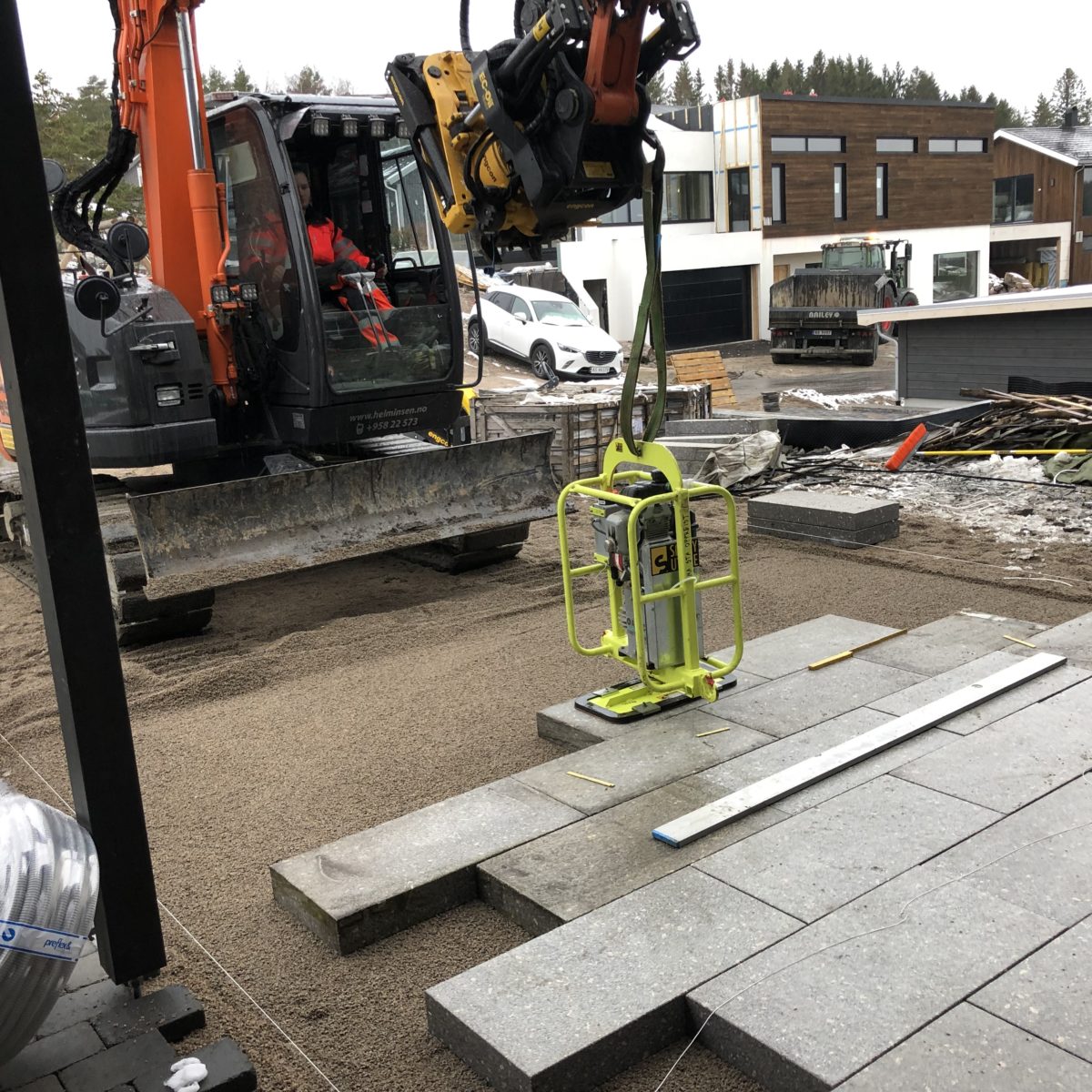 Vi har en stor og moderne maskinpark for opparbeiding av utearealer