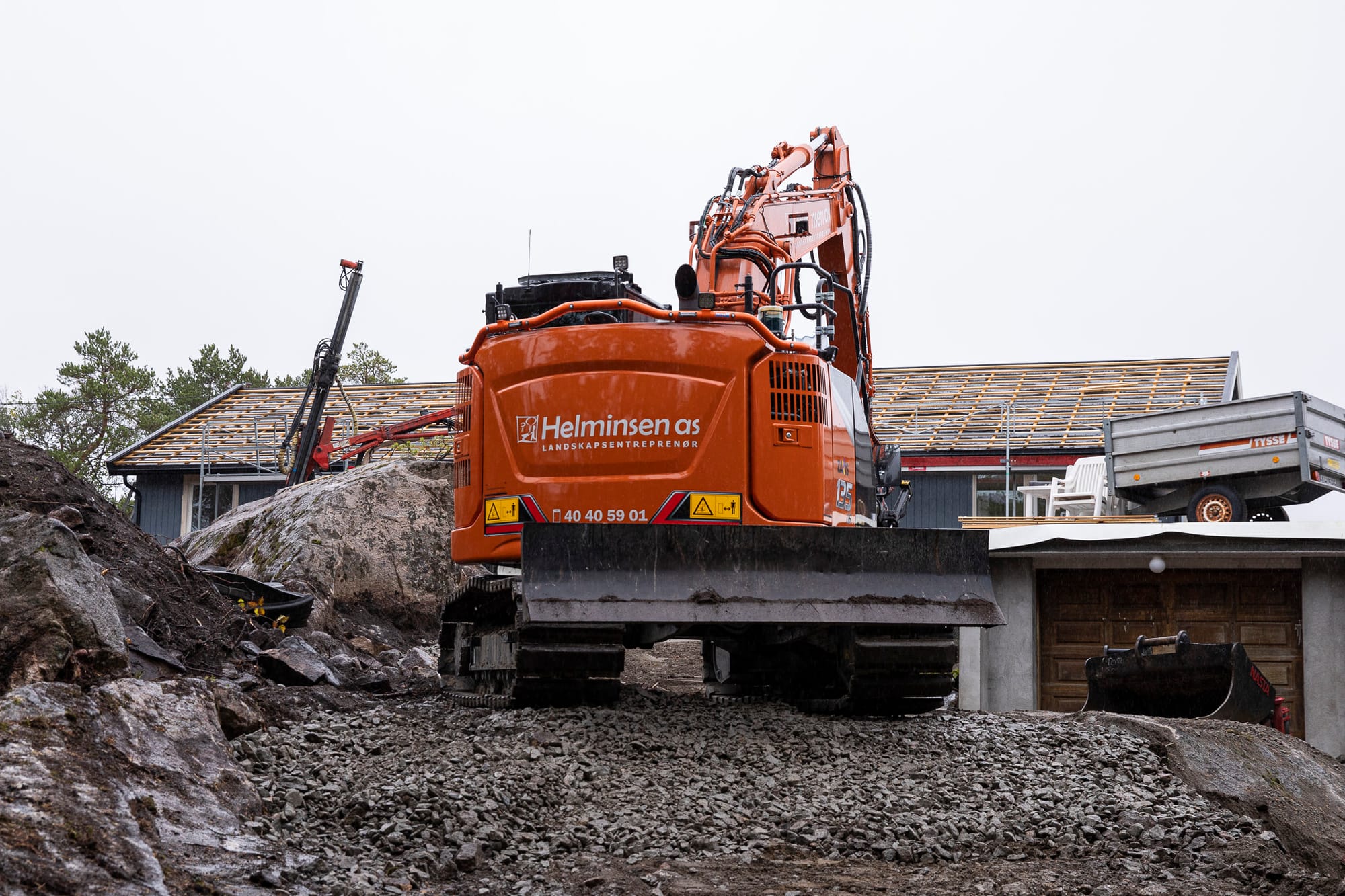Vi har en stor og moderne maskinpark for opparbeiding av utearealer
