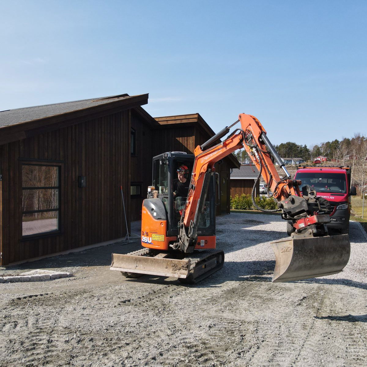 Vi har en stor og moderne maskinpark for opparbeiding av utearealer