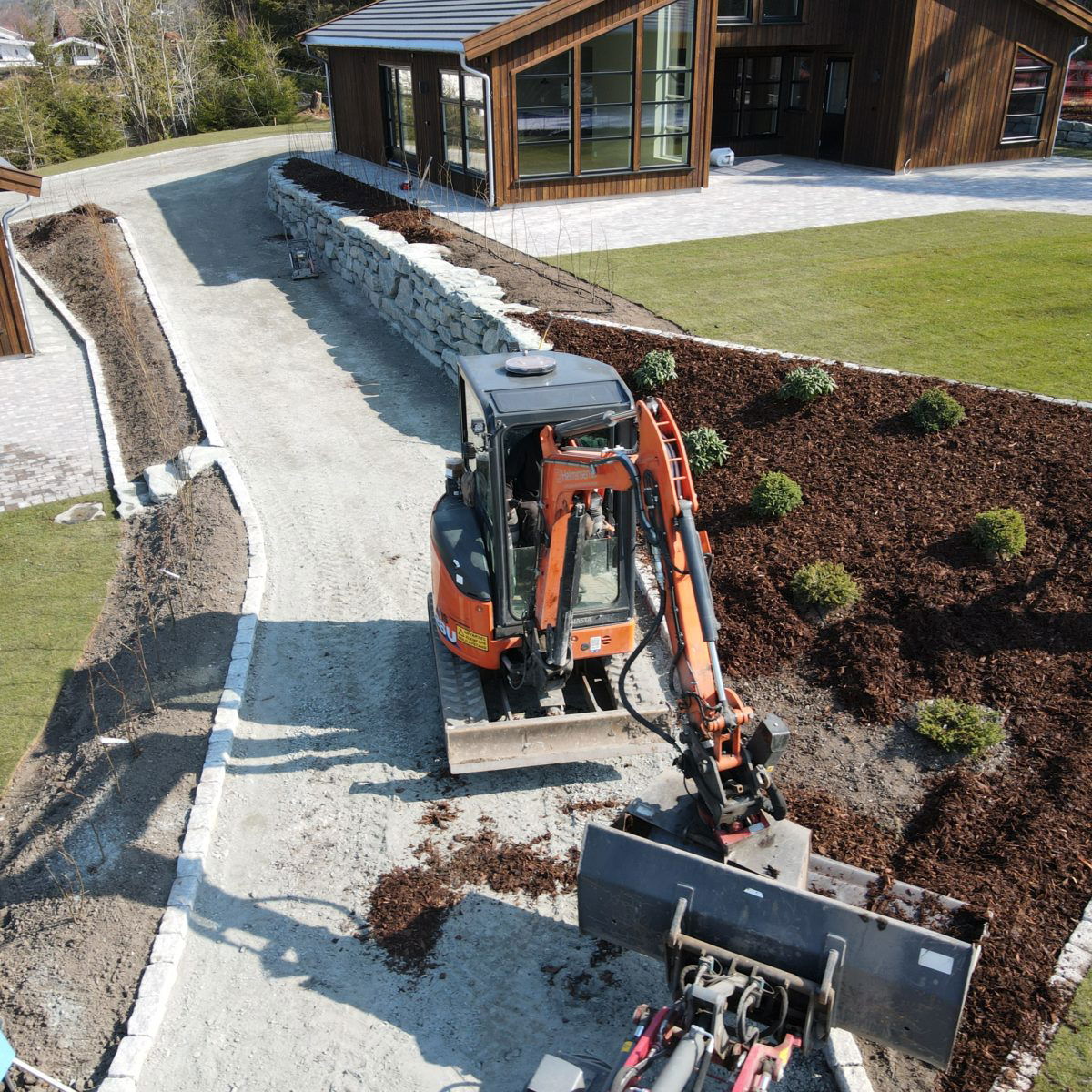 Vi har en stor og moderne maskinpark for opparbeiding av utearealer
