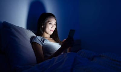 Αποσύνδεση από τις οθόνες: 3 τρόποι να σταματήσετε τη χρήση του κινητού σας πριν τον ύπνο