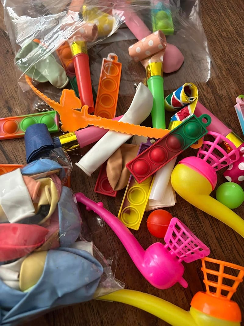 Inpakken van verrassingszakjes