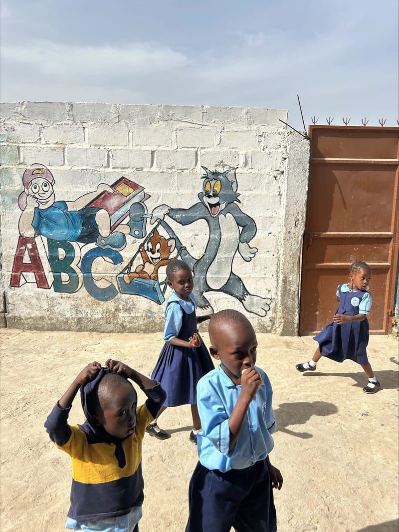 School bezocht in Sakutu