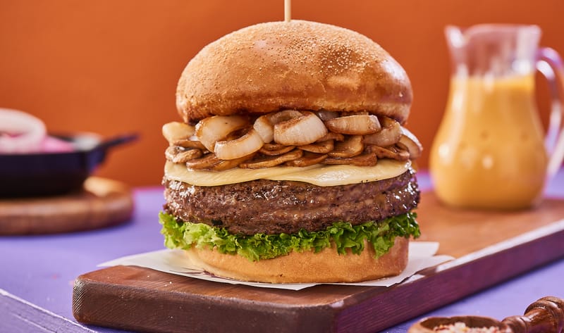 Beamy Beef.....يقدم مع الجبنة السويسرية وشرائح البصل المشوي والمشروم السوتيه