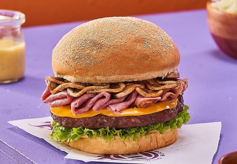 Wild blue burger.....         يقدم باتي اللحم وايلد برجر مع الجبن السويسري والجبنة الشيدر الأمريكية و وايلد بلو صوص المميز مع الجرجير الطازج