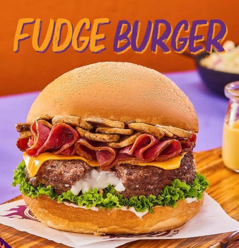 Fudge Burger.....    البرجر الشهير محشو بالجبنة الموتزايرلا  مع باقة من الاضافات من الجبنة الشيدر والبيف ستريبس والمشروم الطازج