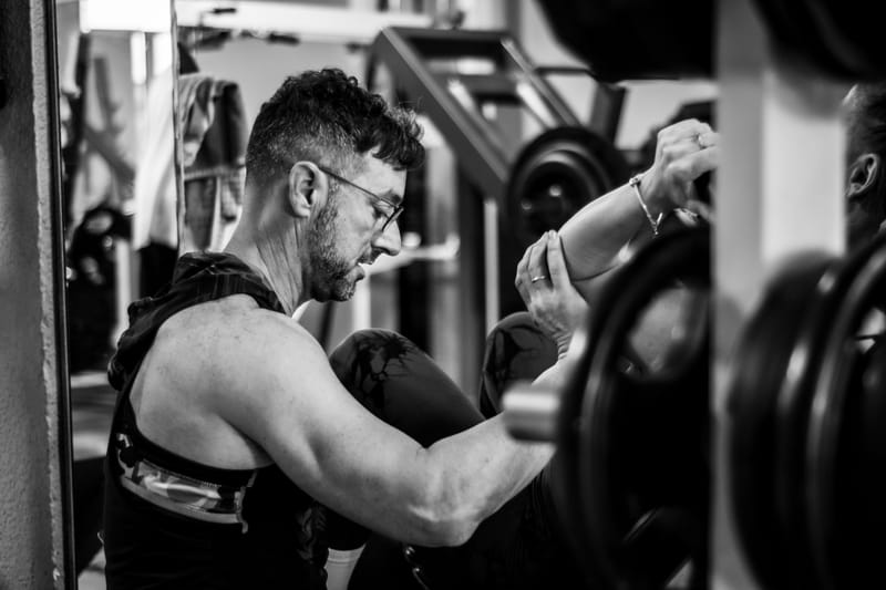 La biomecánica del movimiento en el entrenamiento con pesas.