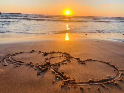 מַהִי אַהֲבָה?                                       אַהֲבָה - הִיא יְצִירָה פְּנִימִית, הַנֶּחְשֶׂפֶת מִתּוֹכֵנוּ ע"י קַבָּלָה עַצְמִית וְנִשְׁקֶפֶת מֵאִתָּנוּ בַּמְּצִיאוּת.