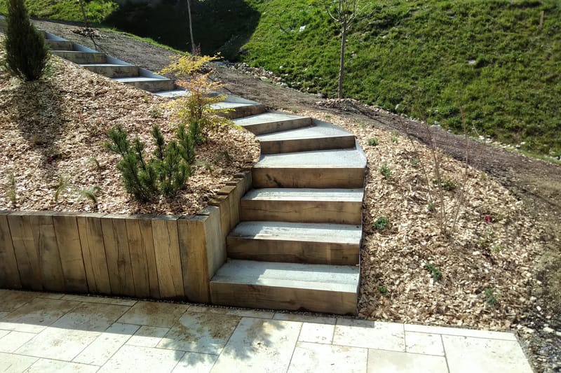 Élevez l'esthétique et la fonctionnalité de votre espace extérieur avec nos escaliers en bois et en matières minérales.