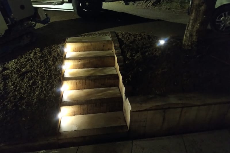 Élevez l'esthétique et la fonctionnalité de votre espace extérieur avec nos escaliers en bois et en matières minérales.