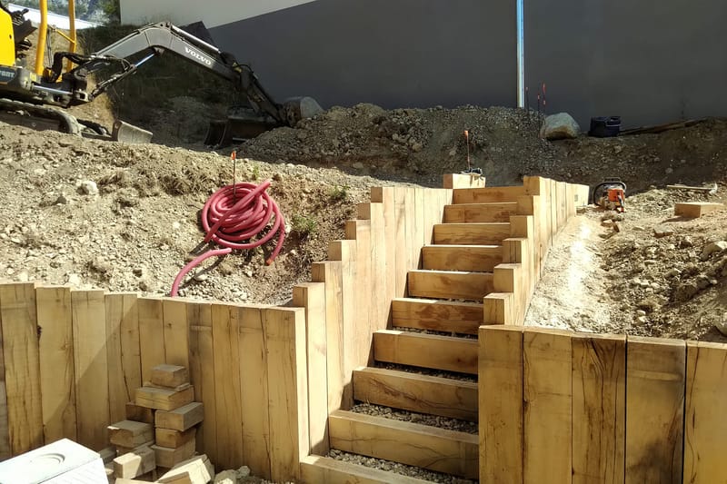 Élevez l'esthétique et la fonctionnalité de votre espace extérieur avec nos escaliers en bois et en matières minérales.