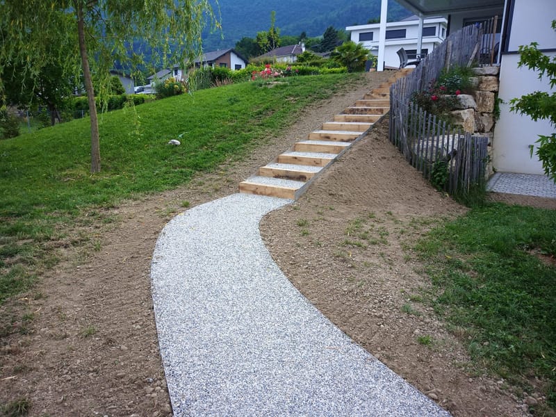 Élevez l'esthétique et la fonctionnalité de votre espace extérieur avec nos escaliers en bois et en matières minérales.