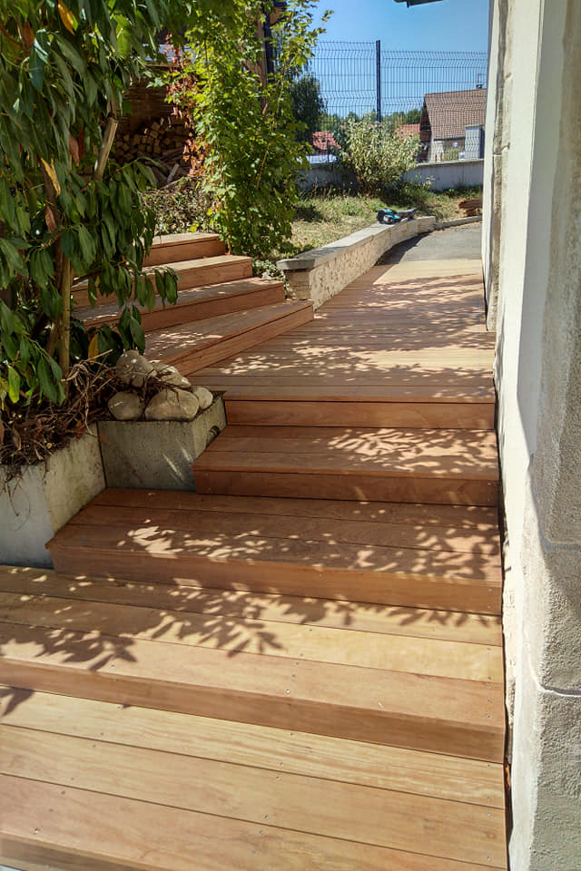 Élevez l'esthétique et la fonctionnalité de votre espace extérieur avec nos escaliers en bois et en matières minérales.