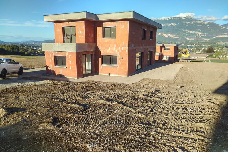 Le premier coup de pelle est une étape importante pour assuré une base solide de votre projet de paysage. Grâce au savoir-faire en terrassement et VRD, nous garantissons la stabilité et la durabilité de votre espace extérieur.