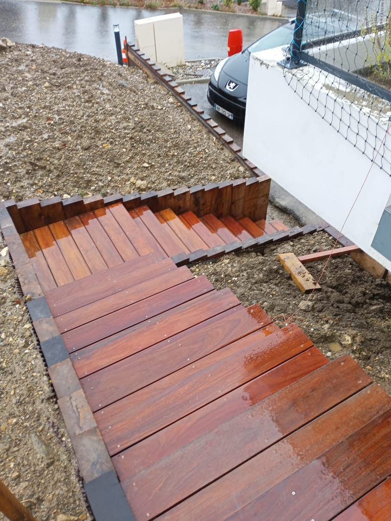 Élevez l'esthétique et la fonctionnalité de votre espace extérieur avec nos escaliers en bois et en matières minérales.