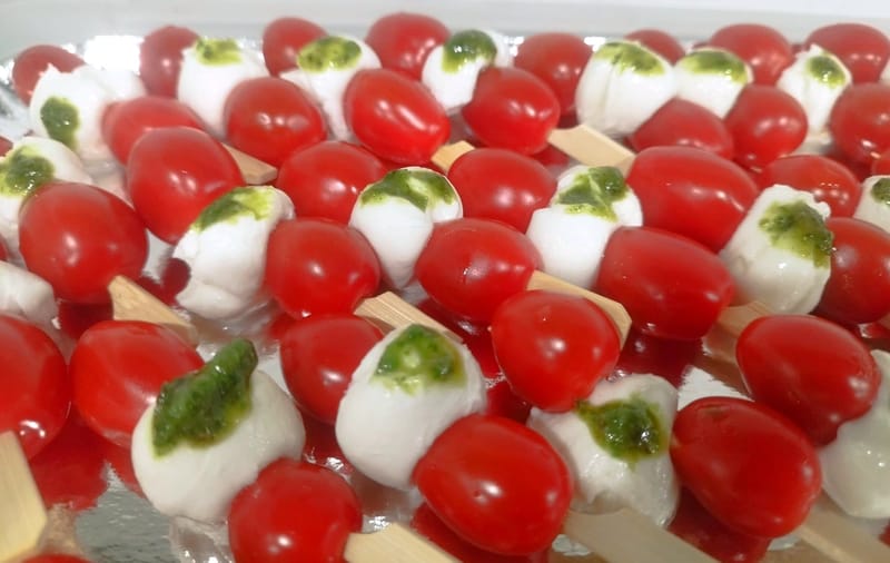 Brochettes tomates mozza di buffala pesto