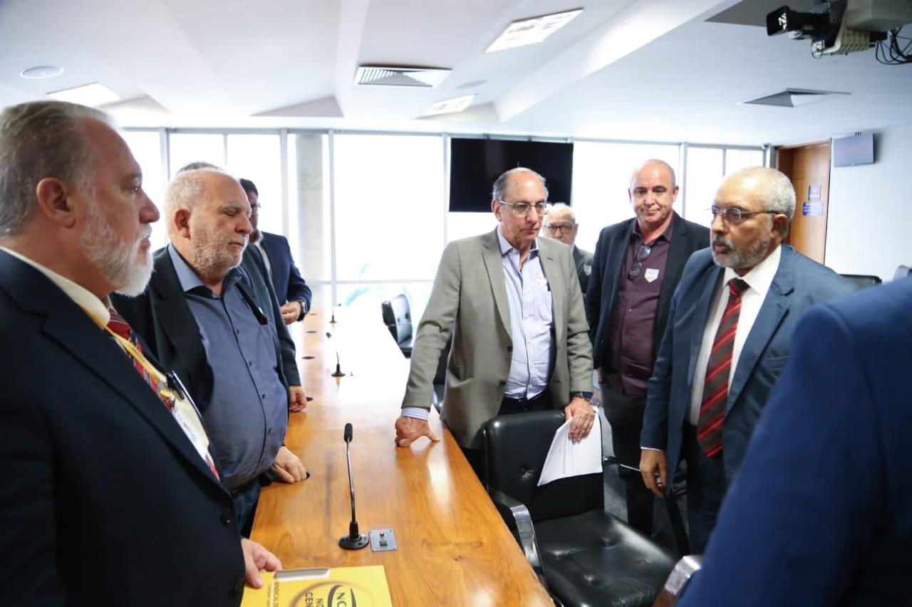 Senador Paulo Paim recebe sindicalistas para discutir o fortalecimento e financiamento sindical