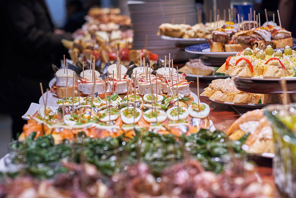 Tipikus a spanyol bárokban, hogy az ital mellé falatkákat ("pinchos") szolgálnak fel.