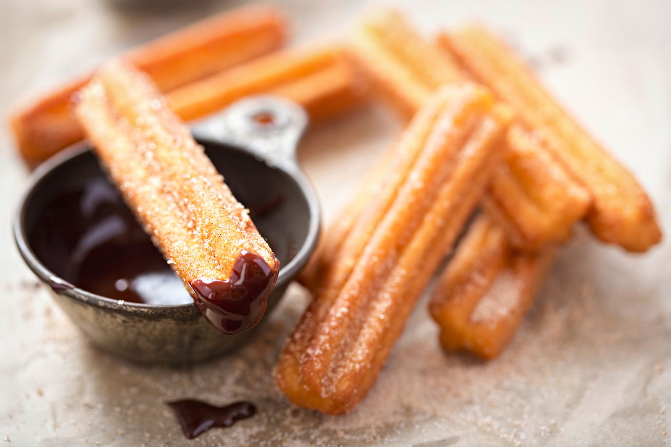 Churros - tipikus spanyol édesség a forró csokiba mártott frissen sütött churros. Feltétlenül kóstold meg!