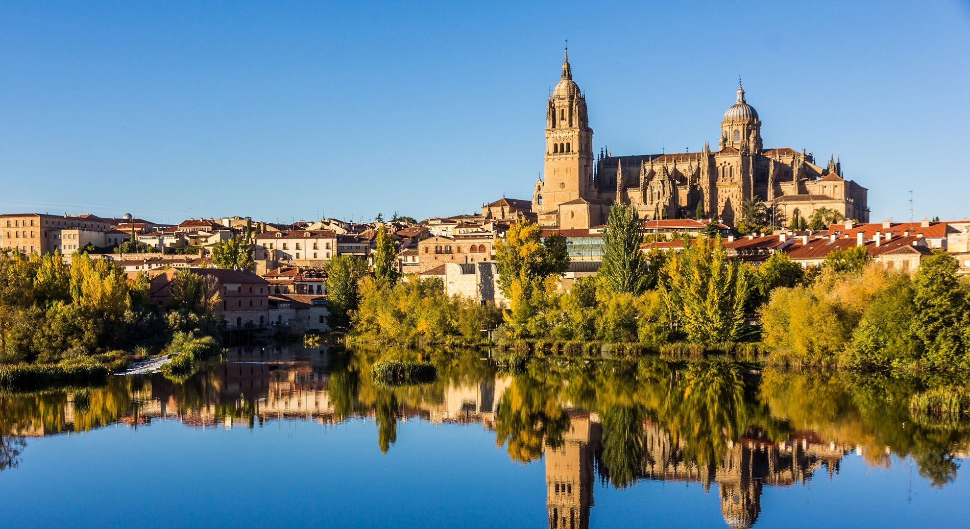 Salamanca látkép a katedrálissal és a Tormes folyóval