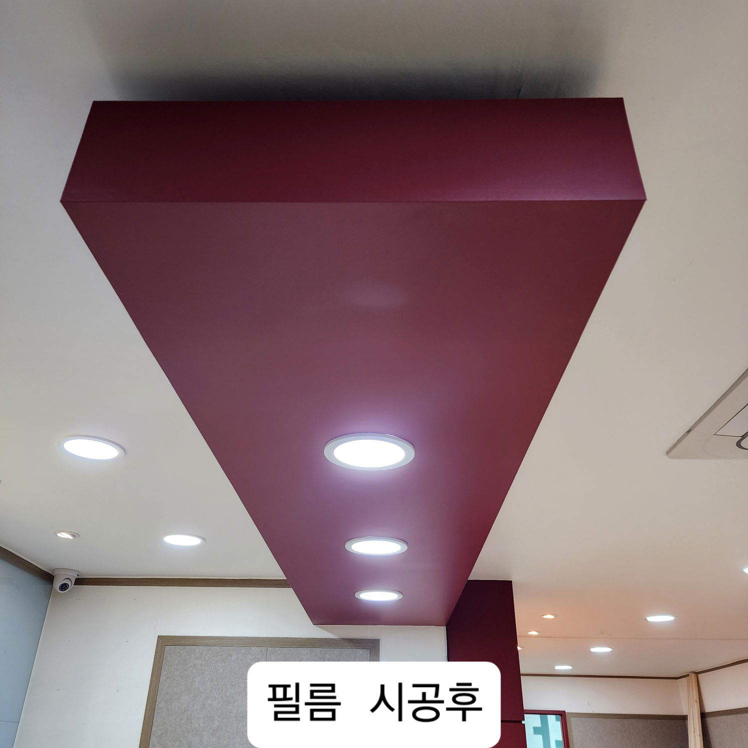 학원 현관 입구, 인포데스크, 서랍장, 강의실(문틀/문짝) 외벽 몰딩, 칠판, 조명 등