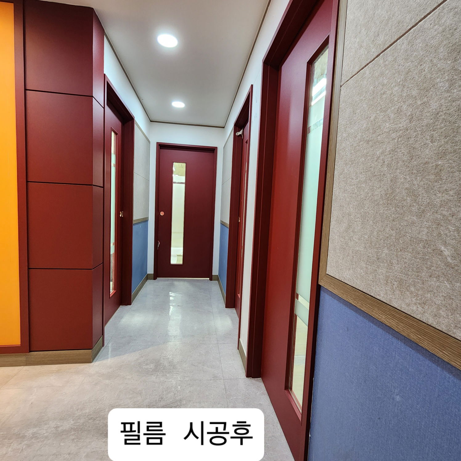 학원 현관 입구, 인포데스크, 서랍장, 강의실(문틀/문짝) 외벽 몰딩, 칠판, 조명 등