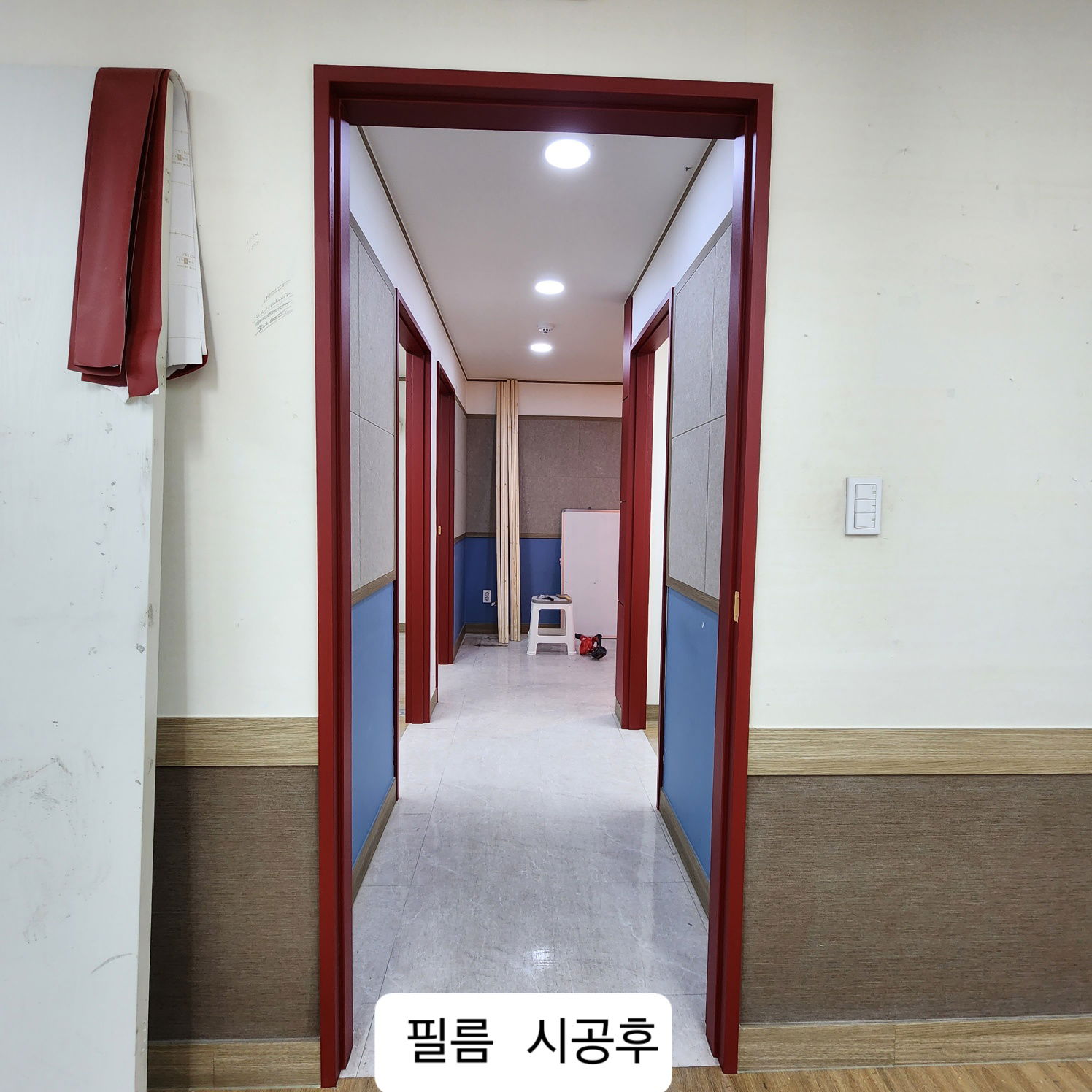 학원 현관 입구, 인포데스크, 서랍장, 강의실(문틀/문짝) 외벽 몰딩, 칠판, 조명 등