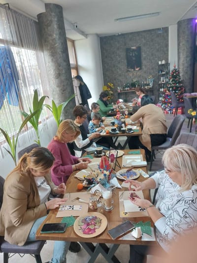 "Parfum și culoare, la primul Atelier de flori presate organizat în Slatina"