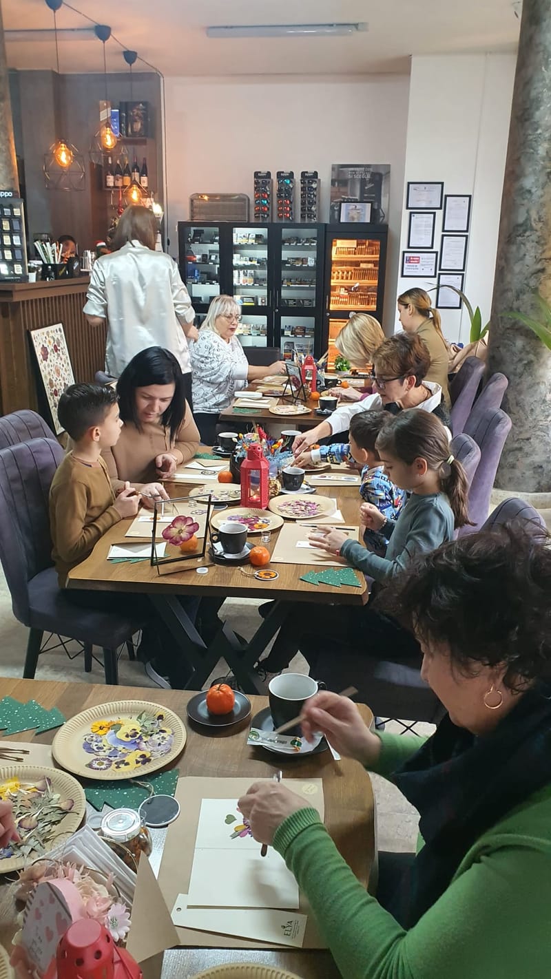 Atelier cu flori presate  pentru copii și adulți