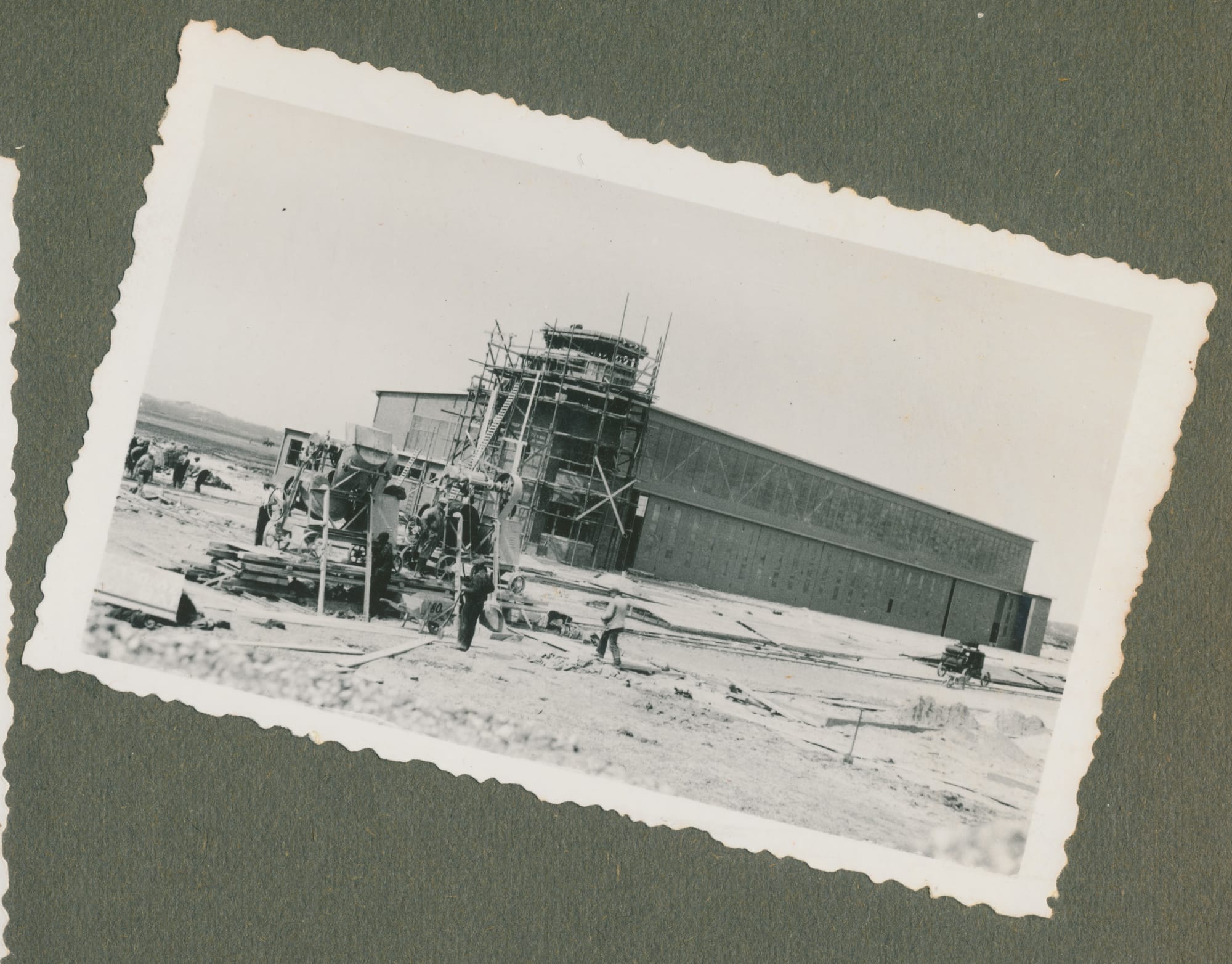 Bouw van een hangar op het vliegveld