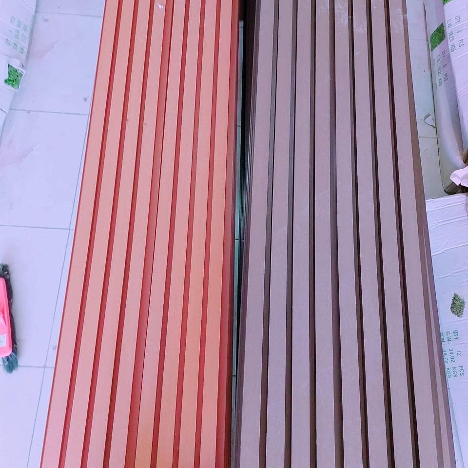 يوجد لدينا جميع انواع الخشب الباركيه pvc