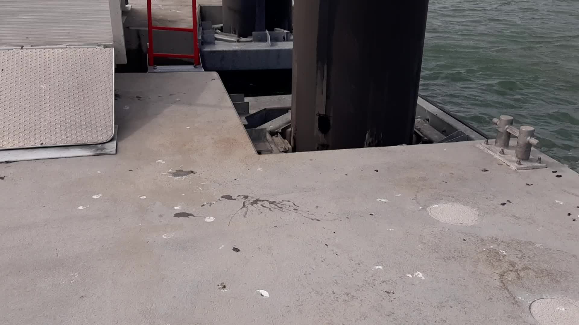 Août 2023. Le ponton lourd montre des signes de faiblesse....