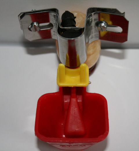 Csepptálkás rácsra szerelhető itató