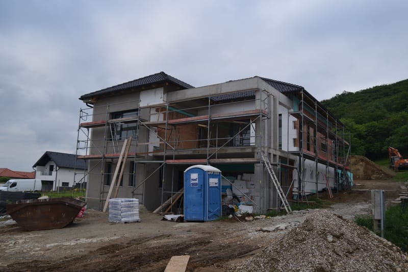 ÉPÍTKEZÉS KÖZBEN