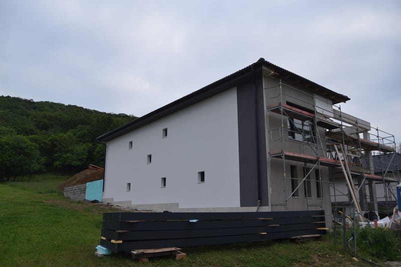 ÉPÍTKEZÉS KÖZBEN