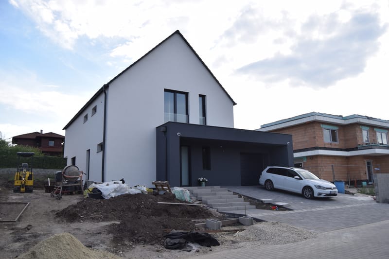 ÉPÍTKEZÉS KÖZBEN