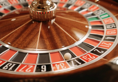 การปฏิวัติคาสิโนดีลเลอร์สด: การเชื่อมช่องว่างระหว่างเสมือนจริงและความเป็นจริง