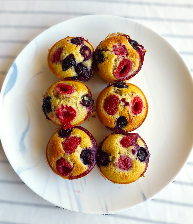 Financiers aux framboises et myrtilles