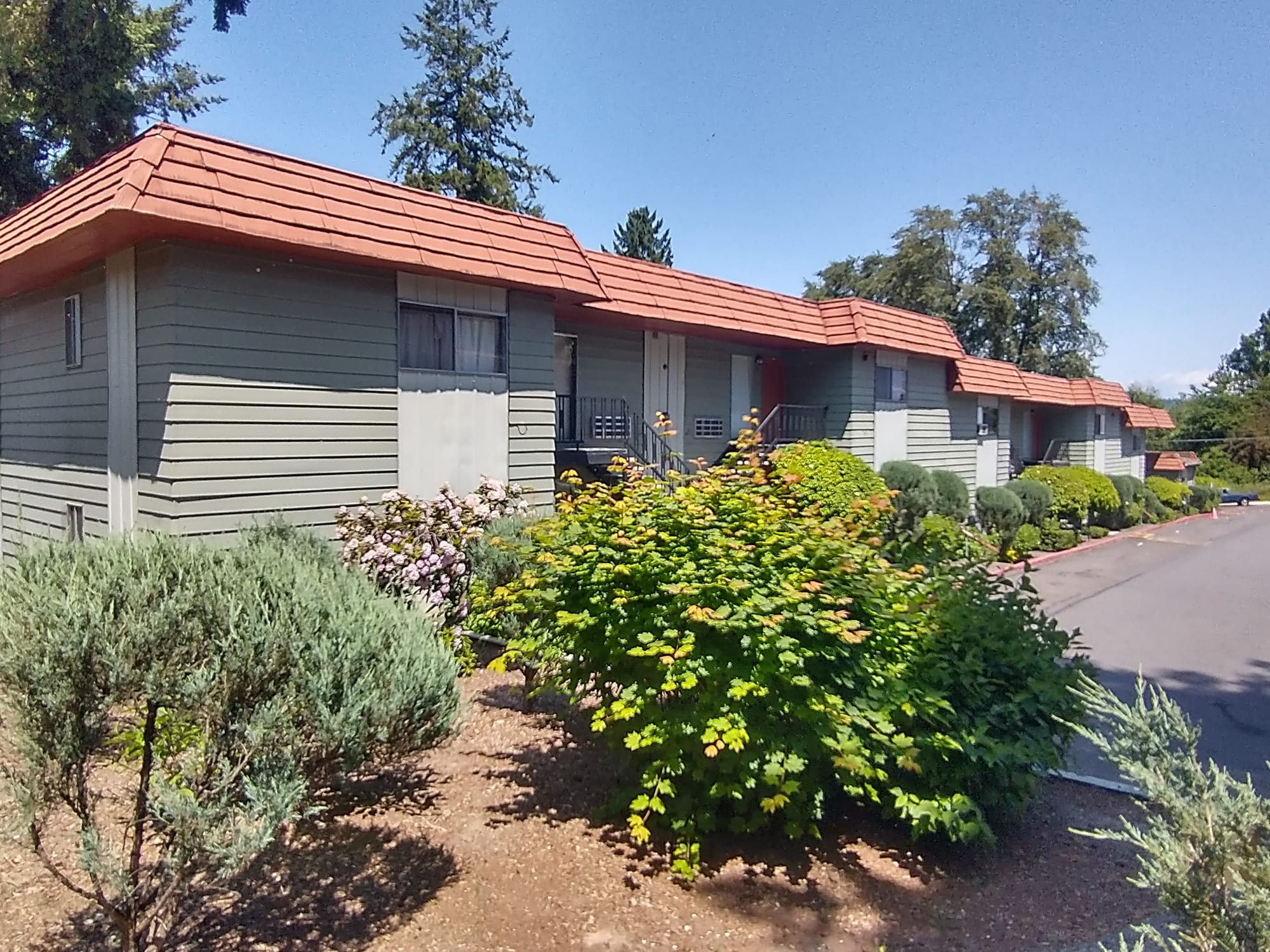 6-Color Exterior Apartment Repaint in Tigard - Before Photo