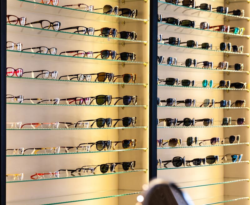 ARMAÇÕES E ÓCULOS DE SOL