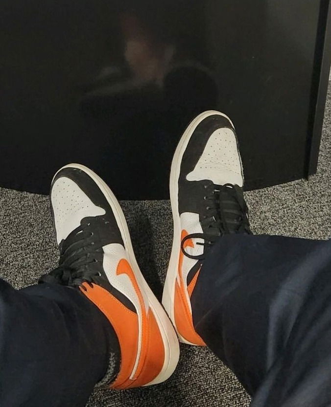 AJ1 Smashing Backboards