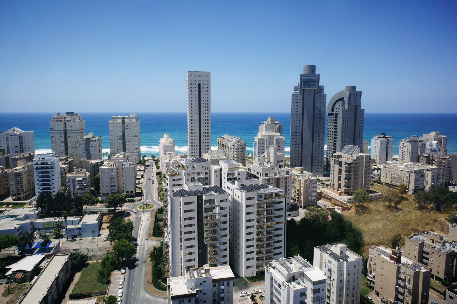 New pentouse - ready to move in  new luxury residential complex, in the desired north-western area of Netanya, only 200 meters from the seashore.