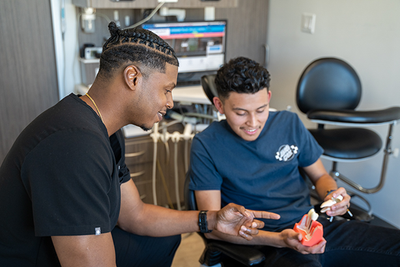 ¿Cómo Transforma La Implantología Dental Su Salud Bucal?