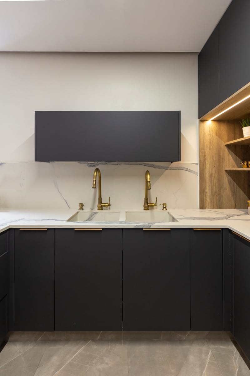 מטבח מודרני מינימליסטי שחור