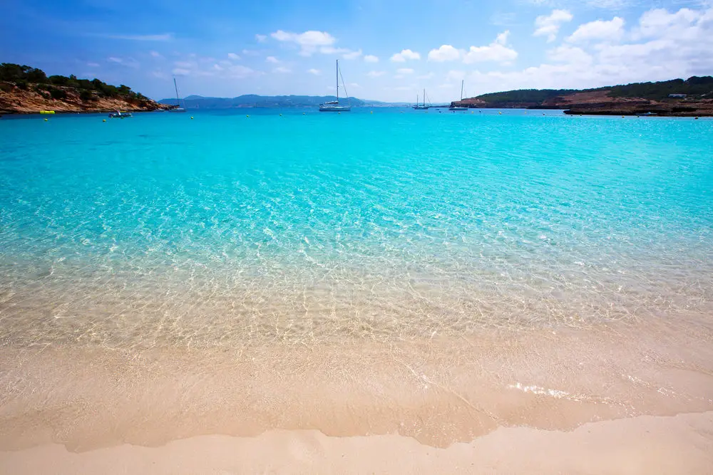 Cala Bassa, concurrida pero hermosa