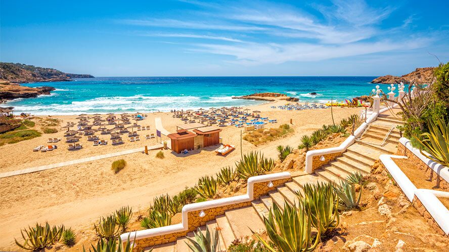 Cala Tarida, todo para el turista