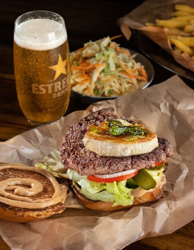 בזמן שהסניף המקורי של המבורגריית פריז טקסס מתאושש משריפה, נפתח בגבעתיים סניף עם תפריט מורחב, ויטרינת בשרים ולא מעט מקומות ישיבה. באנו, טעמנו ויש לנו לא מעט הערות, אבל הדבר הכי חשוב פה - הבשר - היה מצוין