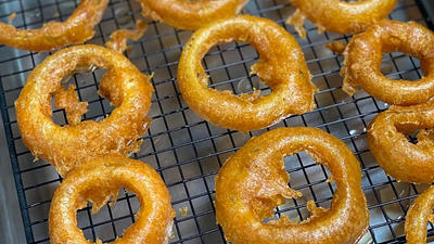 קריספיות, זהובות וממכרות: טבעות הבצל הכי טעימות בארץ